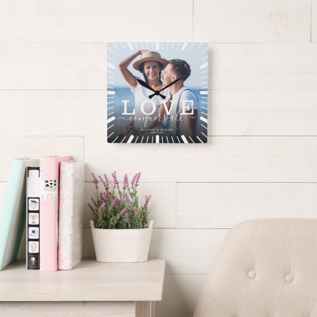 Relógio Quadrado Modern Chic Wedding Love conquista todas as fotos (Sala de leitura)