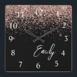 Relógio Quadrado Monograma Brilhante preto-Rosa Dourado, cor-de-ros<br><div class="desc">Girly Black and Rosa Dourado - Relógio de Nome do Monograma do Script Glitter Glitter Brilhante Cor-de-Rosa Esbranquiçada. Isto faz o doce e perfeito aniversário de 16 anos, casamento, chá de panela, aniversário, chá de fraldas ou festa de solteira presente para alguém que ama luxo de luxo e estilos quíticos....</div>