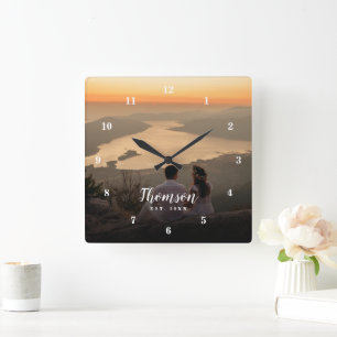 Relógio Quadrado Monograma de Foto de Casamento Personalizado
