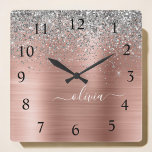 Relógio Quadrado Monograma de Rosa de prata Dourada com metal escov<br><div class="desc">Rosa Dourado - Relógio de nome do monograma de metal com brilho fino rosa e folha de prata com brilho metálico escovado. Isto faz o doce e perfeito aniversário de 16 anos, casamento, chá de panela, aniversário, chá de fraldas ou festa de solteira presente para alguém que ama luxo de...</div>