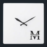 Relógio Quadrado Monograma e Nome Personalizados<br><div class="desc">Monograma e Nome Personalizados com um monograma personalizado no estilo de fonte clássico serif com uma caixa de nome no meio de um monograma.
Perfeito como decores caseiros, presentes para o aquecimento doméstico, presentes de férias para a família, recém-casados e muito mais.</div>