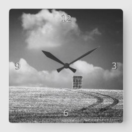Relógio Quadrado Monte de feno e trilhas minimalistas
