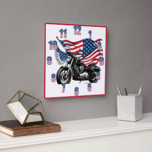 Relógio Quadrado Moto americana com bandeira ao fundo