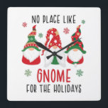 Relógio Quadrado Nenhum Lugar Como Gnomo Para O Natal De Férias<br><div class="desc">Este adorável relógio do gnomo do jardim de Natal é perfeito para qualquer um que ama tanto férias quanto jardinagem. Faz um excelente presente de Natal para a pessoa que ama gnomos de jardim.</div>