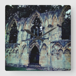 Relógio Quadrado No meio da ruína