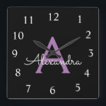 Relógio Quadrado Nome do Monograma Girly de Script Preto Roxo<br><div class="desc">Relógio de Nome do Monograma de Script Roxo e Preto. Isto faz o doce e perfeito aniversário de 16 anos,  casamento,  chá de panela,  aniversário,  chá de fraldas ou festa de solteira presente para alguém que ama luxo de luxo e estilos quíticos.</div>