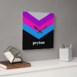 Relógio Quadrado Nome Personalizado do Bloqueador de Cores do Vinta<br><div class="desc">Um design gráfico ousado com tons coloridos de preto, roxo, rosa e azul — com um bloco de cores divertido para adicionar seu nome ou qualquer texto. O padrão de stripe é uma tendência de retorno para os quebra-ventos dos anos 80 e 90 com socos de cor. Você pode adicionar...</div>