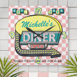Relógio Quadrado Nome Personalizado do Teal Cor-de-Rosa do Sinal do<br><div class="desc">Crie o seu próprio relógio de sinal de restaurante, estilo 1950, usando este modelo fácil. Estes relógios retrorreflectores legal têm um fundo ligeiramente aflitos, cor-de-rosa-e-branco, com um sinal no topo que diz "DINER" e "OPEN" em neon com espaço para você adicionar seu próprio primeiro ou sobrenome - ou qualquer outra...</div>