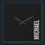 Relógio Quadrado Nome Personalizado Mínimo Moderno Preto<br><div class="desc">Design minimalista moderno com nome personalizado no estilo de fonte branco negrito do sans moderno em fundo preto.</div>
