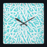 Relógio Quadrado Padrão de recife de coral de praia azul-marinho<br><div class="desc">Este padrão náutico repetido, inspirado no oceano bonito/na praia, parece um recife de coral intricadamente tecido a branco numa praia - fundo azul. O elegante padrão de recifes de coral é feito em um olhar de estêncil. A cor do azul lembra os mares tropicais claros e brilhantes. Esta design simples...</div>