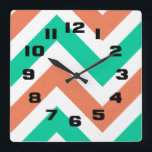 Relógio Quadrado Padrão de Stripes Chevron Moderno de Verão<br><div class="desc">Preparado para temperaturas mais quentes e de verão,  este moderno design de tendências apresenta faixas de diafragmas em tons de coral e aqua de verão. Travesseiros decorativos e lâmpadas correspondentes estão disponíveis neste design para uma aparência coordenada.</div>