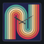 Relógio Quadrado Padrão Geométrico de Stripes com Estilo Retroativo<br><div class="desc">Padrão Geométrico de Listras Archadas com Estilo Retroativo dos anos 70.</div>