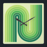 Relógio Quadrado Padrão Geométrico de Stripes com Estilo Retroativo<br><div class="desc">Padrão Geométrico de Stripes Archadas com Estilo Retroativo dos anos 70 em Verdes.</div>