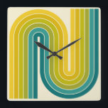 Relógio Quadrado Padrão Geométrico de Stripes com Estilo Retroativo<br><div class="desc">Padrão Geométrico de Stripes Archadas com Estilo Retroativo dos anos 1970 em Verdes Teais e Amarelos.</div>