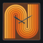 Relógio Quadrado Padrão Geométrico de Stripes com Estilo Retroativo<br><div class="desc">Padrão Geométrico de Stripes Archadas com Estilo Retroativo dos anos 70 em Cores de Outono.</div>