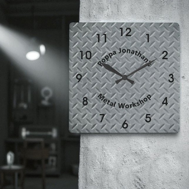 Relógio Quadrado Padrão Rustic Diamond Plate Faux Metal Lug (Diamond plate design wall clock with template text and black hands.)