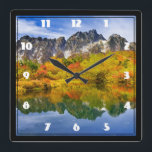 Relógio Quadrado Paisagem Cêntica Floresta e Montanhas<br><div class="desc">Um relógio com uma bela fotografia country. Montanhas de pedra com uma floresta de outono em cores brilhantes. Um lago tranquilo reflete as montanhas,  árvores e gramíneas.</div>