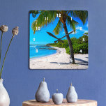 Relógio Quadrado Palm Tree White Sand Hawaii Tropical Beach Photo<br><div class="desc">Volte às memórias de dias de praia tropical preguiçosos sempre que você olha para este relógio de parede do Havaí de uma palmeira solitária em uma areia branca, praia em crescente, com claros céus azuis turquesas e água. Sua escolha de um relógio quadrado ou redondo. Faz um presente excelente para...</div>