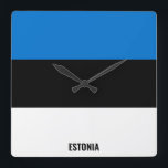 Relógio Quadrado Patriótico de Bandeira da Estônia<br><div class="desc">Bandeira Patriótica Praça da Estônia Relógio com a bandeira da Estônia impressa o tempo todo. Os números de relógio transparentes nas cores correspondentes e a bela fonte "Peachy Keen" são colocados sobre as cores do sinalizador. Esta bela design é uma maravilhosa peça de presente e excelente na parede. © 2021...</div>