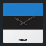 Relógio Quadrado Patriótico de Bandeira da Estônia<br><div class="desc">Bandeira Patriótica Praça da Estônia Relógio com a bandeira da Estônia impressa o tempo todo. Os números de relógio transparentes nas cores correspondentes e a bela fonte "Peachy Keen" são colocados sobre as cores do sinalizador. Esta bela design é uma maravilhosa peça de presente e excelente na parede. © 2021...</div>