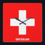 Relógio Quadrado Patriótico suiça Flag Dazzling<br><div class="desc">Suiça Flag Dazzling Patriotic Square Wall Clock nas cores e nos elementos da bandeira nacional Suiça que cobre a frente do relógio. As cores da bandeira nacional são complementadas com o texto "Suiça" na parte inferior. O texto é totalmente personalizável usando o recurso "Personalizar!". Sinta-se livre para alterá-lo, removê-lo ou...</div>
