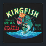 Relógio Quadrado Peixes de Baixo Vestindo uma Coroa em um Fundo Pre<br><div class="desc">Esta etiqueta da caixa de safra de um peixe-base vestindo uma coroa sobre um fundo preto agradará a qualquer amante de arte vintage. É uma propaganda para as ervilhas KingFish. As cores são muito vívidas e afiadas. Escolha esta impressão artística no seu produto hoje mesmo.</div>