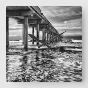 Relógio Quadrado Pier em preto e branco ao amanhecer, Califórnia
