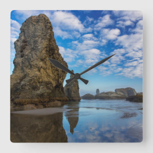 Relógio Quadrado Pilares naturais na Praia de Bandon em Bandon, Ore