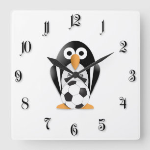 Relógio Quadrado Pinguim com uma bola de futebol