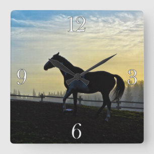 Relógio Quadrado Pinto em Barnyard no Sunrise