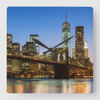 Relógio Quadrado Ponte de Manhattan e de Brooklyn no crepúsculo