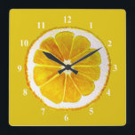 Relógio Quadrado Pop art amarelo limão fruta original<br><div class="desc">Uma fatia de fruta de limão amarela,  bonita e colorida,  de uma pintura original do artista Sacha Grossel. Esta grande fruta de estilo pop é amarela e muito brilhante e colorida contra um fundo amarelo personalizável. Quirky e original.</div>