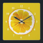Relógio Quadrado Pop art amarelo limão fruta original<br><div class="desc">Uma fatia de fruta de limão amarela,  bonita e colorida,  de uma pintura original do artista Sacha Grossel. Esta grande fruta de estilo pop é amarela e muito brilhante e colorida contra um fundo amarelo personalizável. Quirky e original.</div>