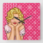 Relógio Quadrado Pop Art Woman Sonhando<br><div class="desc">Sonhar com a loira Bonito com o fundo do Bolinhas</div>