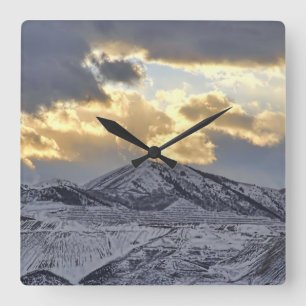 Relógio Quadrado Por do sol tormentoso sobre montanhas tampadas