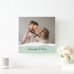 Relógio Quadrado Presente de vírgula de Foto e Nome Personalizado d<br><div class="desc">Apresentando a família moderna Foto e nome personalizado Mint Gift! Este presente exclusivo e ponderado foi concebido para celebrar e valorizar os momentos especiais da sua família.Dê o dom das memórias prezadas e da doçura personalizada com a Foto da Família Moderna e o Nome Personalizado Mint Gift. É uma maneira...</div>
