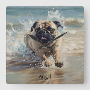 Relógio Quadrado Pug Feliz na Praia personalizável