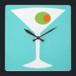Relógio Quadrado Pulso de disparo de parede clássico de Martini do<br><div class="desc">Este pulso de disparo de parede de Martini do filme do clássico caracteriza um fundo de turquesa e a silhueta branca de um vidro de martini. Dentro do vidro é uma azeitona verde gloriosa com um pimento alaranjado. Este é um pulso de disparo de parede do divertimento para todos que...</div>