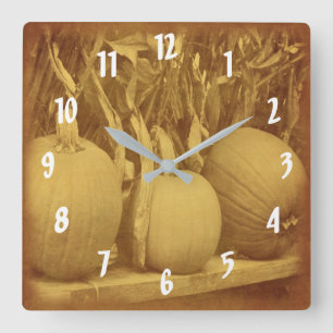 Relógio Quadrado Pumpkins E Pilhas De Milho Secas No Outono
