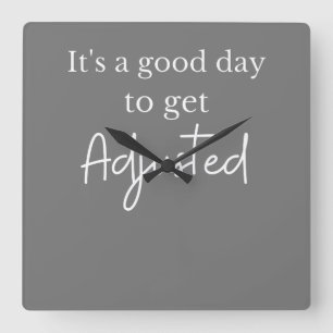 Relógio Quadrado Quirroprático engraçado é um bom dia para se ajust