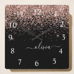 Relógio Quadrado Rapariga do Monograma de Script Brilhante Cor-de-r<br><div class="desc">Rosa Dourado - Relógio de Nome do Monograma do Script Glitter Glitter Glitter Rosa e Preto com Espelhamento. Isto faz o doce e perfeito aniversário de 16 anos, casamento, chá de panela, aniversário, chá de fraldas ou festa de solteira presente para alguém que ama luxo de luxo e estilos quíticos....</div>