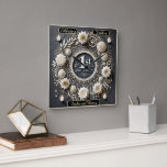 Relógio Quadrado Romântico Primeiro Aniversário Wreath Design<br><div class="desc">Comemore seu aniversário de 1rua com uma estonteante coroa de papel com flores artesanais e padrões elegantes de origami. O fundo negro profundo melhora sua elegância, enquanto a luz de vela suave e o texto "1rua Aniversário" do ouro acrescentam um brilho romântico. Um design de eterno para guardas, presentes ou...</div>