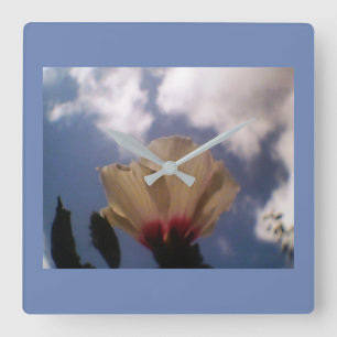 Relógio Quadrado Rosa branco de céu azul