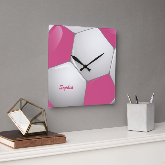 Relógio Quadrado Rosa customizável e branco da bola de futebol do (Escritório)