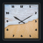 Relógio Quadrado Sandy Beach com Surf Foamy<br><div class="desc">Um relógio com uma fotografia de uma praia ouro marrom arenosa com surf branco de espuma.</div>