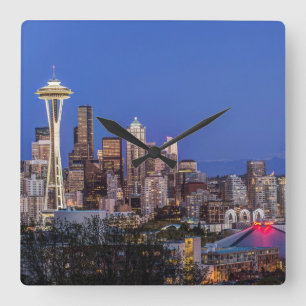 Relógio Quadrado Seattle, centro e Mt. Rainier ao Crepúsculo