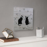 Relógio Quadrado Silhuettes de gatos modernos sobre o padrão de mad<br><div class="desc">Silhuettes de gatos modernos,  animais de estimação,  sentados no relógio de fundo de madeira derivada.</div>