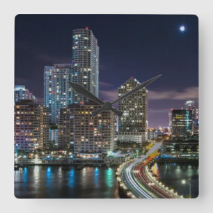 Relógio Quadrado Skyline da cidade de Miami com a ponte na noite