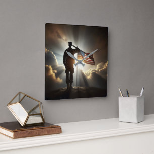 Relógio Quadrado Soldado Americano saudando a bandeira dos Estados