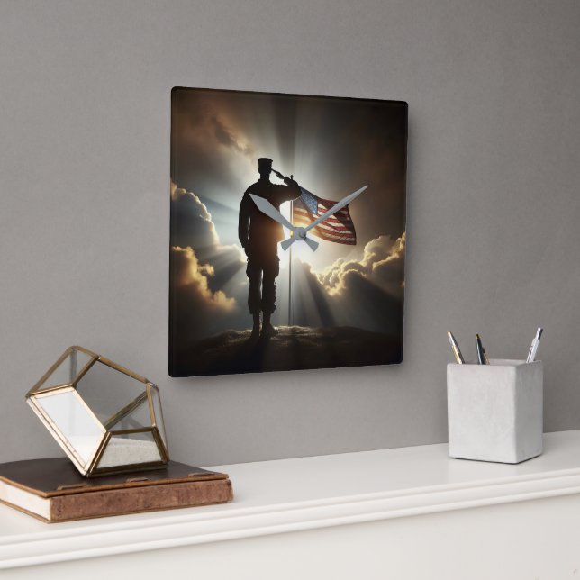 Relógio Quadrado Soldado Americano saudando a bandeira dos Estados  (Escritório)